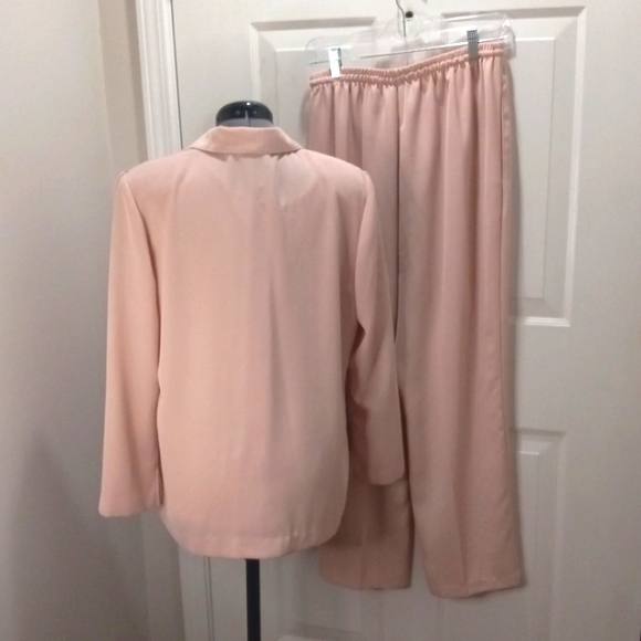 Sag Harbor Two Piece Suit W/ White Shell, Sz Med - Picture 6 of 9